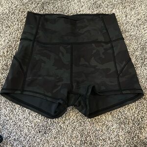 Lululemon Wunder 2 inch short- size 4.